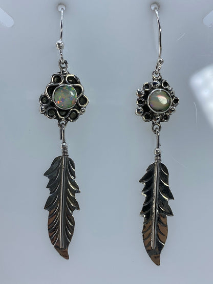 Par de aretes de plata con ópalo de fuego multicolor en forma de pluma, colgando