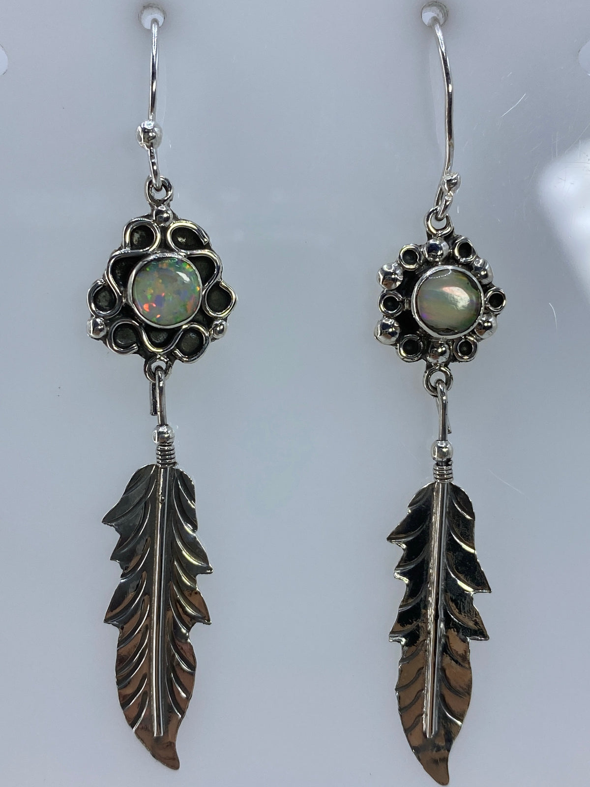 Aretes sobre escala de precisión pesando 3.03 gramos