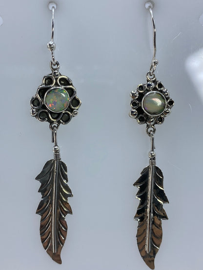 Aretes sobre escala de precisión pesando 3.03 gramos