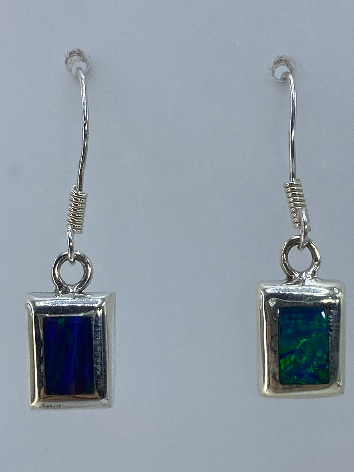 Los dos aretes sobre escala métrica mostrando su tamaño de 3 cm
