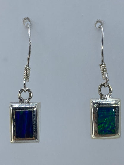 Los dos aretes sobre escala métrica mostrando su tamaño de 3 cm