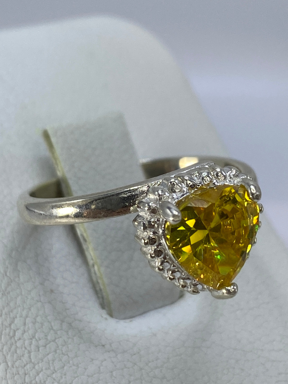 Detalle del engaste a mano de la circonia amarillo en plata pura