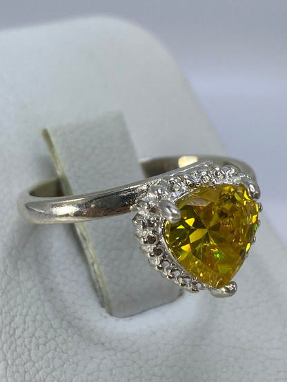 Detalle del engaste a mano de la circonia amarillo en plata pura