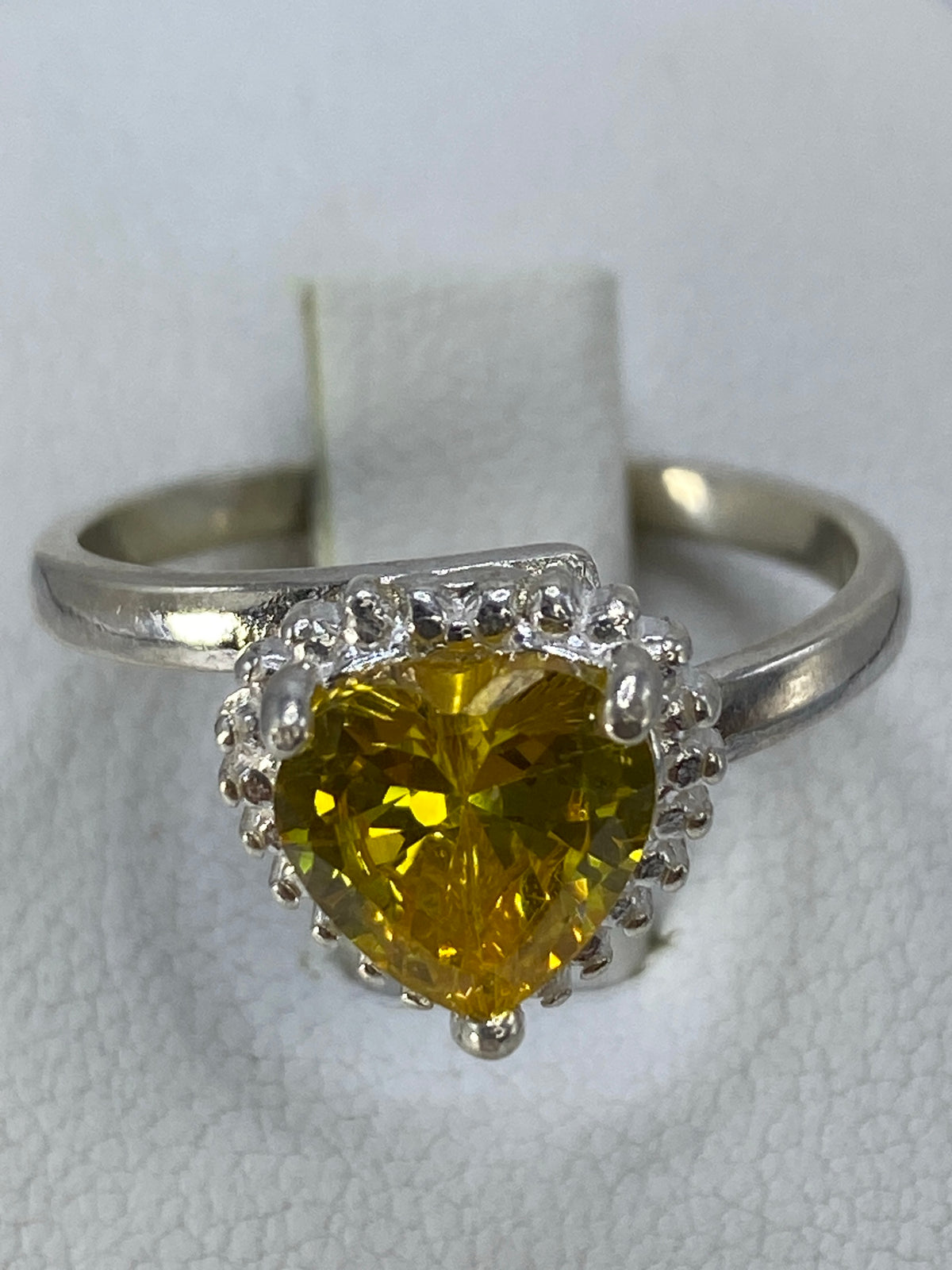 Anillo de solitario de Taxco en la mano, mostrando el brillo del amarillo
