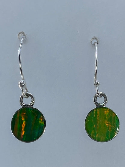 Par de aretes de plata con ópalo de Fuego multicolor en tonos naranja, amarillo y rojo