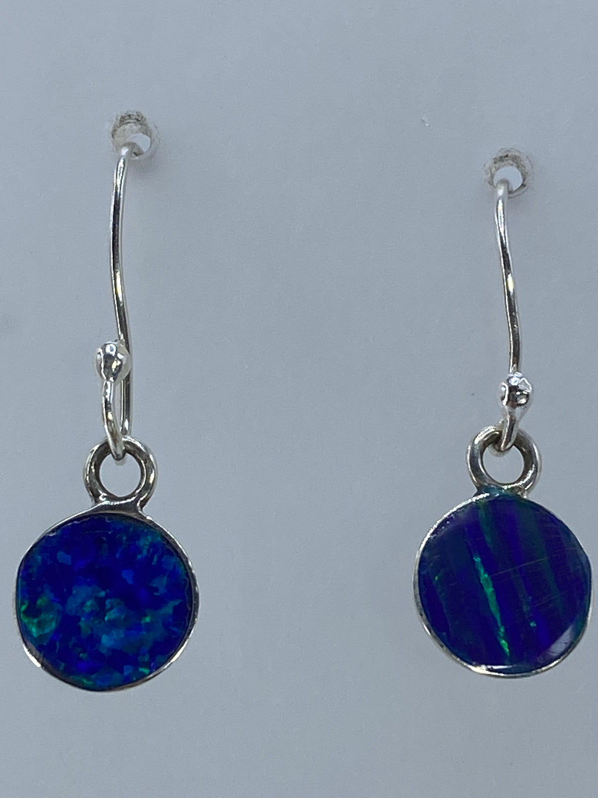 Aretes en ganchos de plata con engaste a mano del ópalo