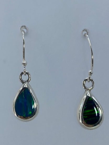 Par de aretes de plata 925 con ópalo de fuego verde engastado, suspendidos en gancho de plata