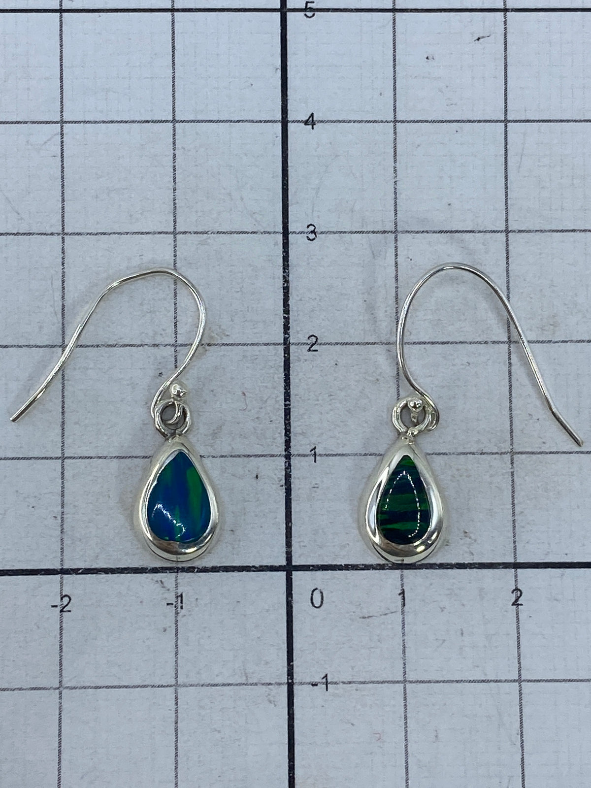 Aretes de plata con ópalo de fuego verde, reverso con Quinto 925 marcado