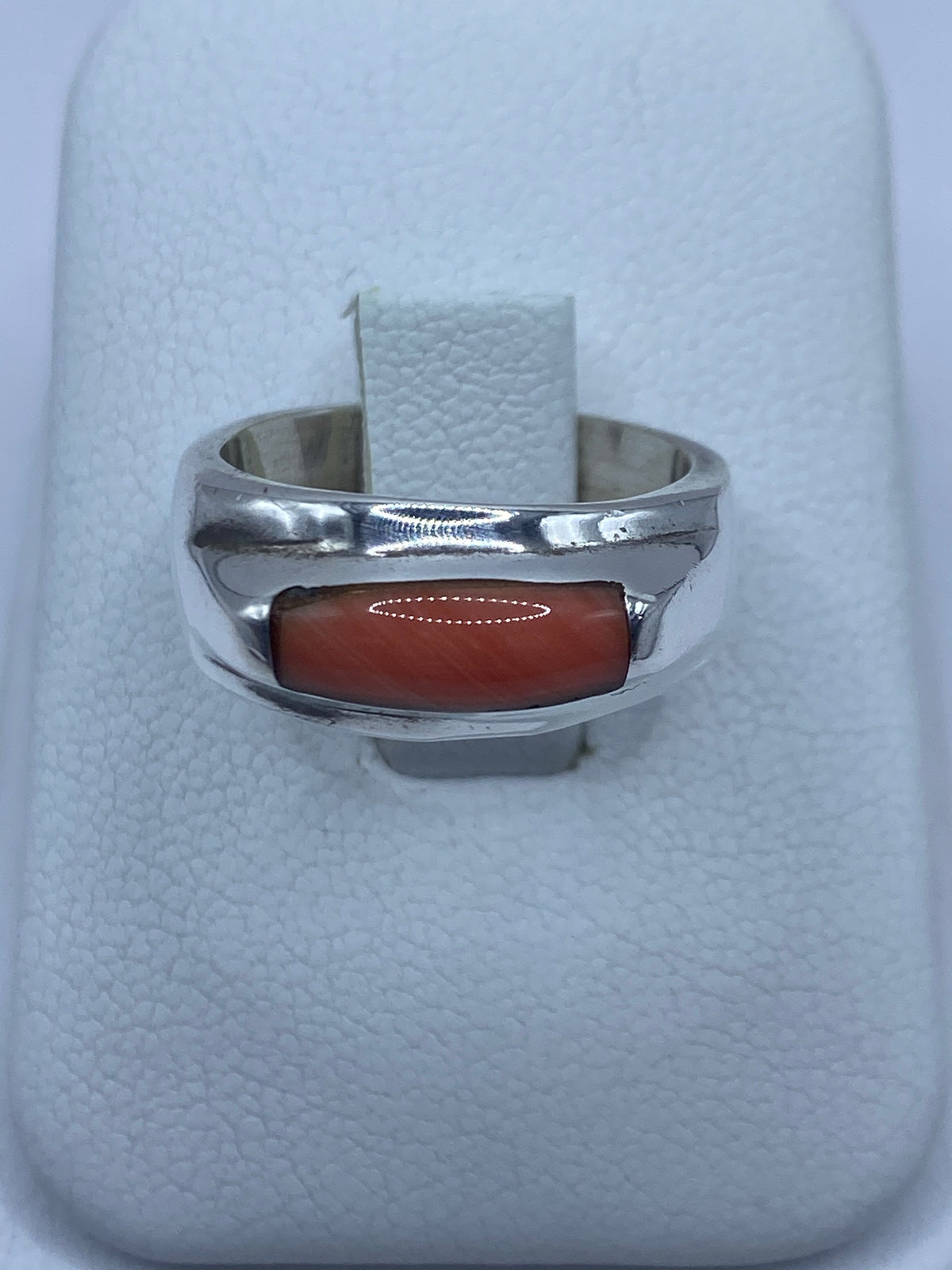 Anillo de plata 925 con coral natural engastado, vista frontal de la piedra