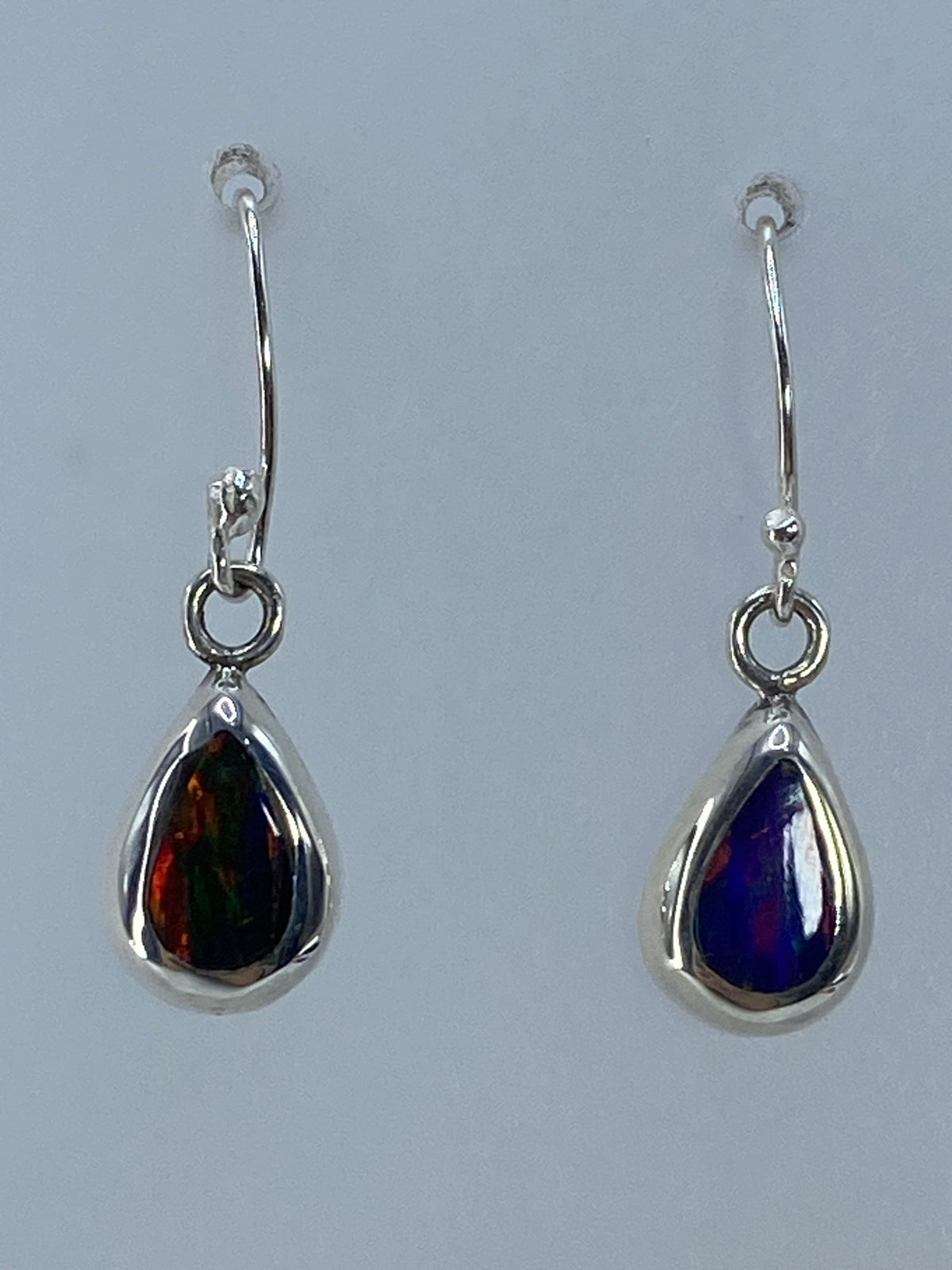 Arete de plata 925 con gota de ópalo de fuego en gancho delicado