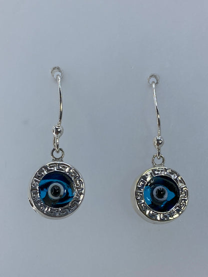 Detalle del engaste de la piedra azul cielo en el ojo de plata 925