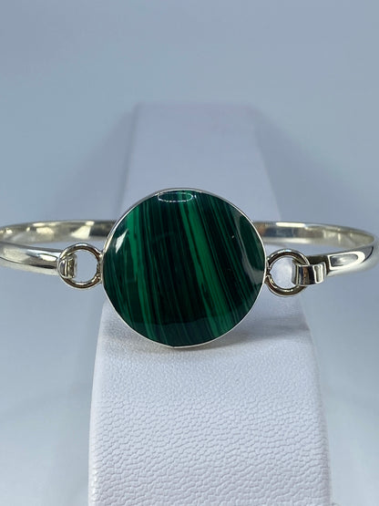 Brazalete en la muñeca mostrando el diámetro interior de 5.2 cm