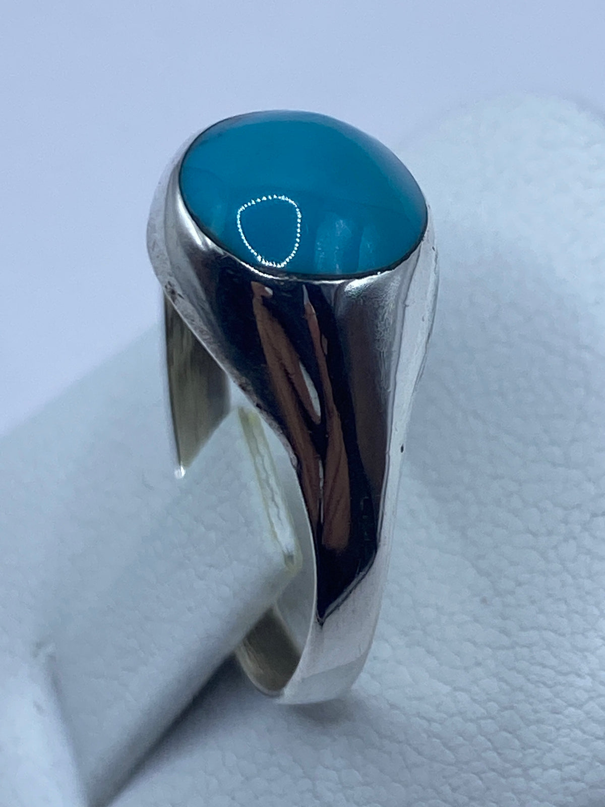 Detalle del engaste de turquesa y la plata pulida del anillo
