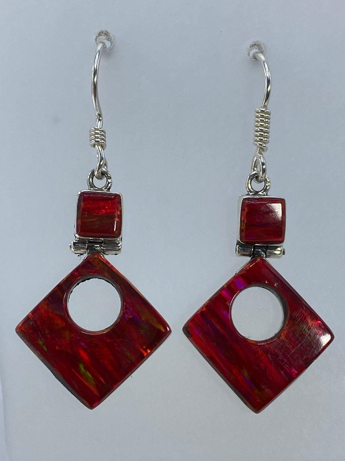 Detalle del engaste de ópalo de fuego rojo con reflejos cálidos en plata 950