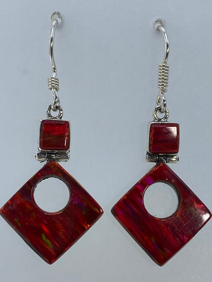 Par de aretes de plata 950 vistos de frente, mostrando la variación de color en la piedra