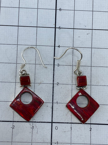 Aretes con Quinto 950 visible en la base de plata pulida