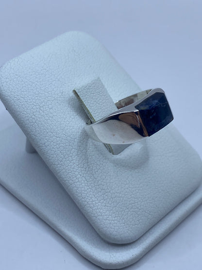 Detalle del lapislázuli azul en el anillo de plata vista frontal
