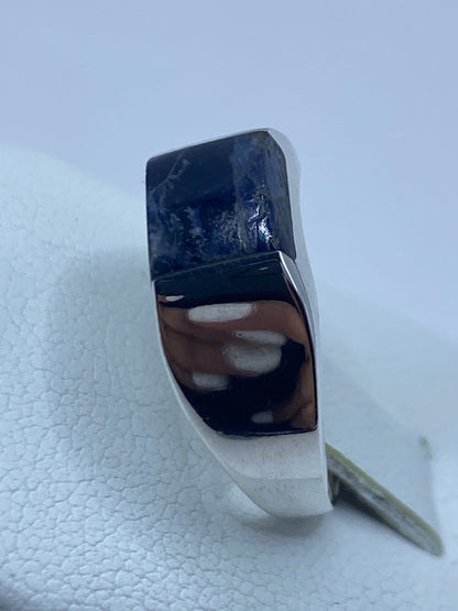 Anillo puesto en dedo mostrando el lapislázuli brillante