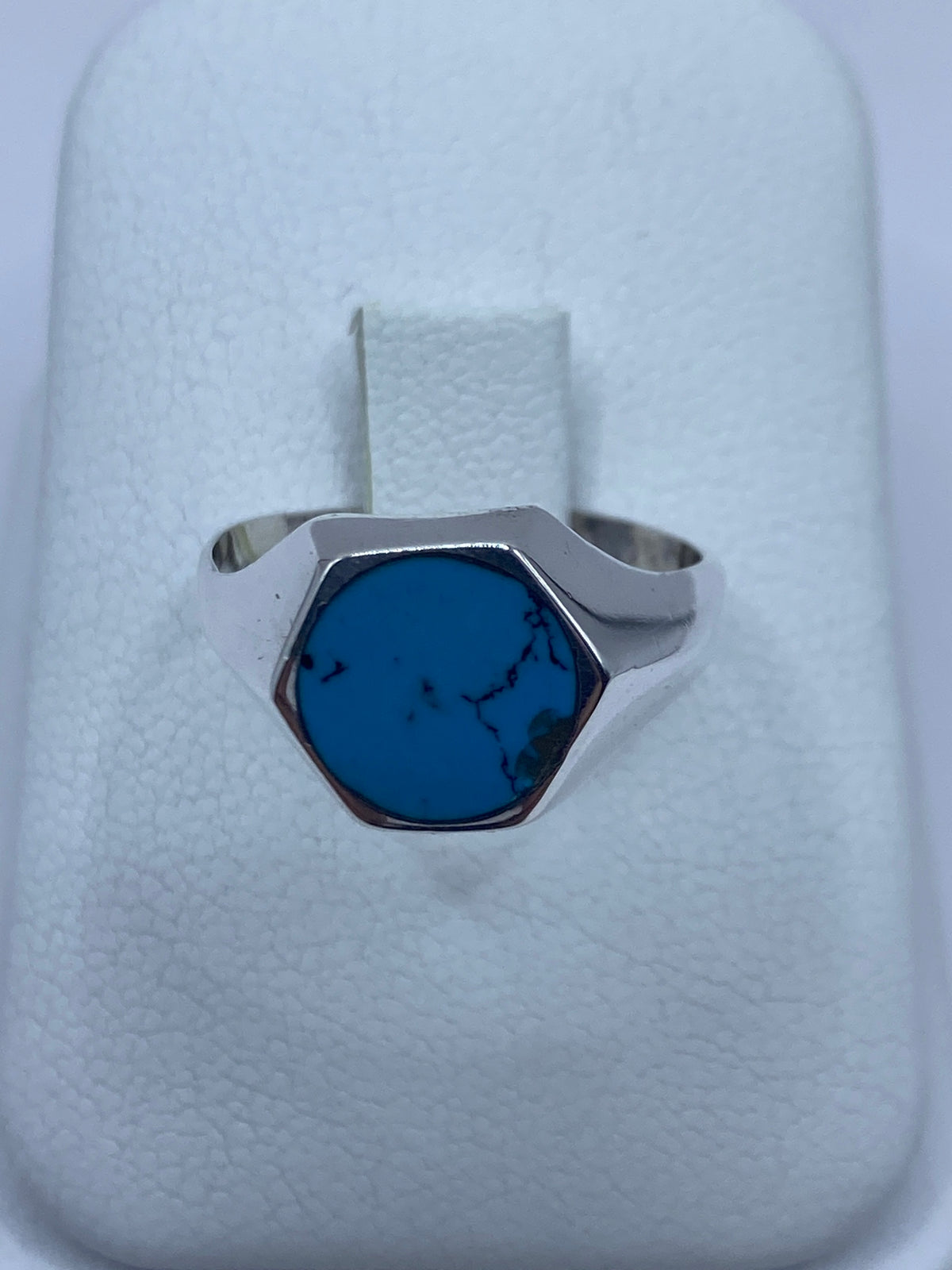 Anillo de plata 925 con turquesa azul cielo en forma hexagonal sobre blanco