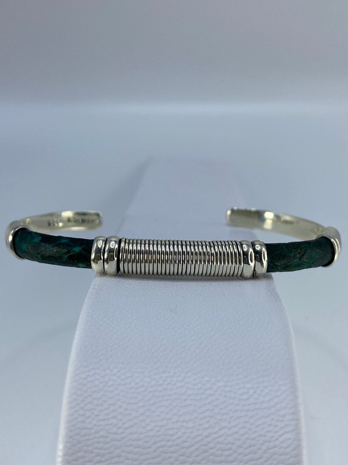 Brazalete rígido de plata 925 en cartoneado con textura de piel de víbora, diámetro interior 6.5 cm