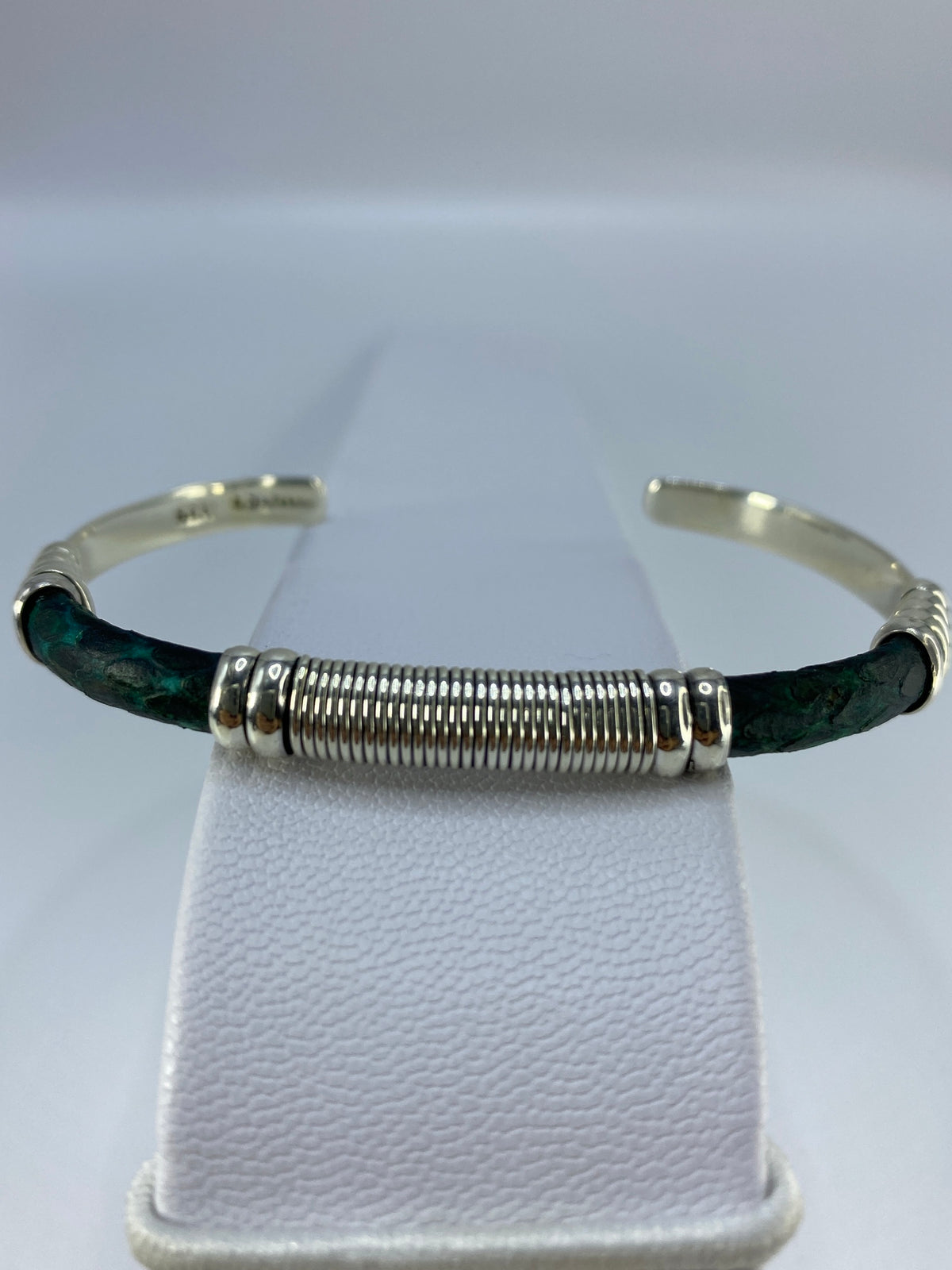 Brazalete puesto en la muñeca de una mujer, mostrando el ancho de banda 6.2 cm