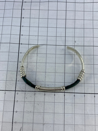 Detalle del cartoneado de plata 925 con Quinto grabado en el interior
