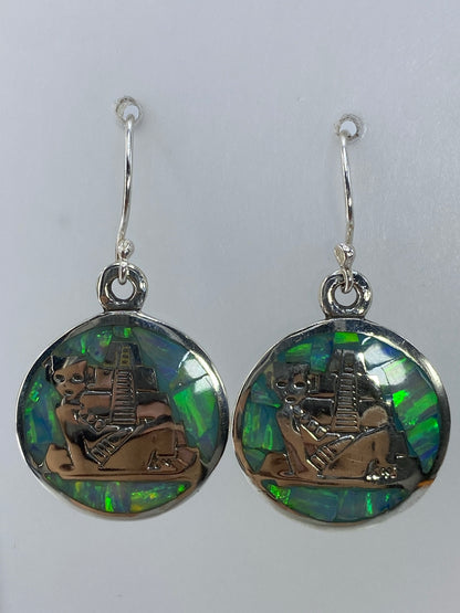 Par de aretes de plata 950 con ópalo de fuego verde olivo, largos 3.4 cm, en ganchos de plata