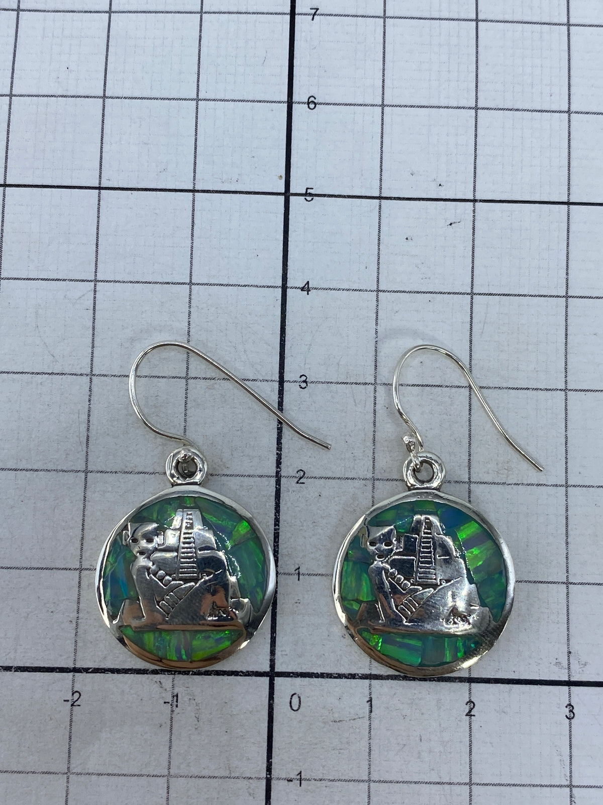 Reverso de los aretes mostrando el Quinto 950 y el acabado pulido de la plata