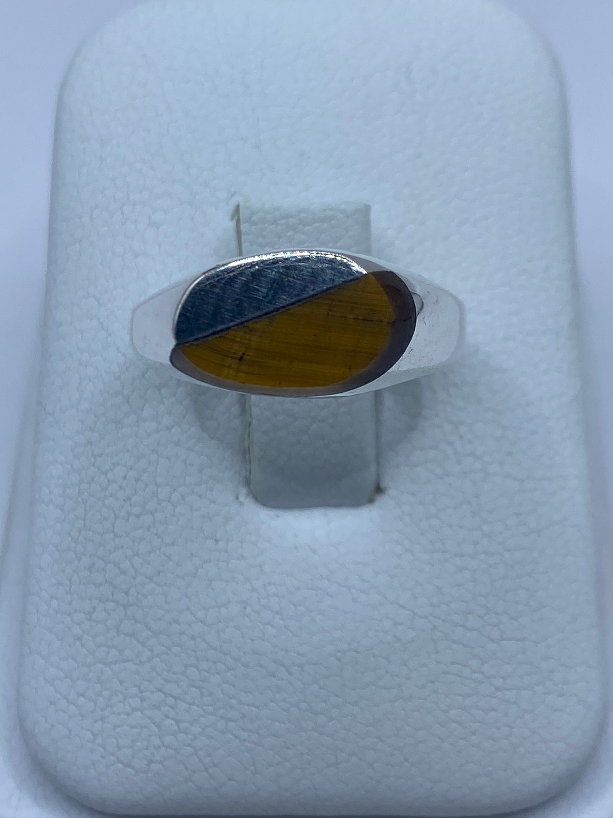 Anillo de plata 925 con Ojo de Tigre café engastado en el dedo