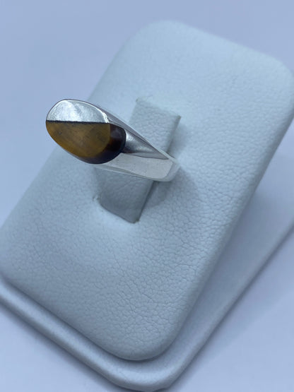 Vista frontal del anillo de plata con piedra Ojo de Tigre cafe y blanco