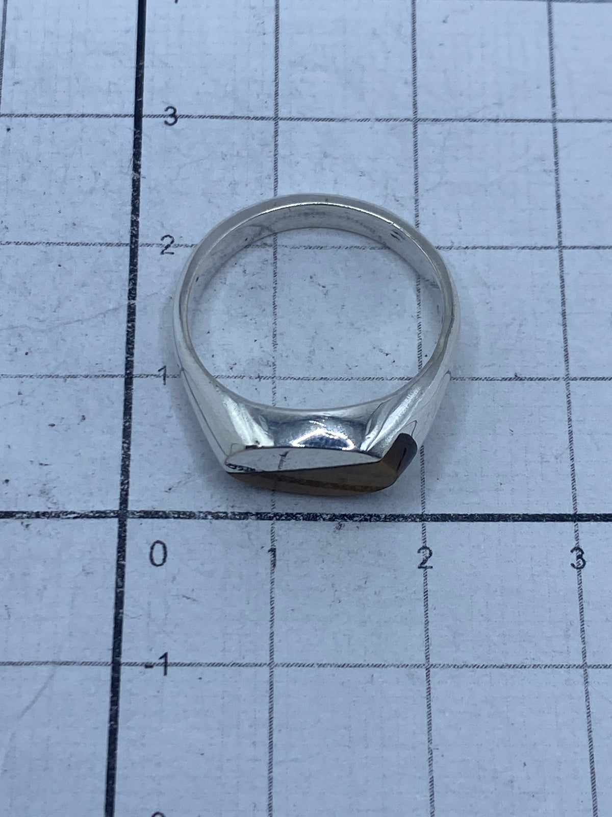 Anillo sobre escala mostrando peso de 4.5 gramos