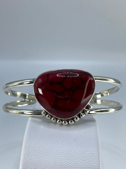 Brazalete de plata rígido con coral rojo engastado, vista frontal del diámetro interior 6.5 cm
