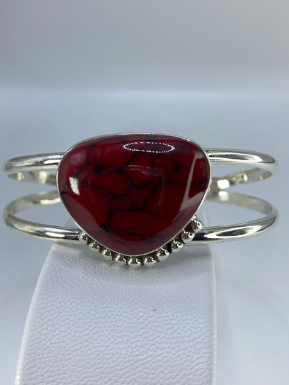 Detalle del engaste de coral rojo en plata con bolitas de orla