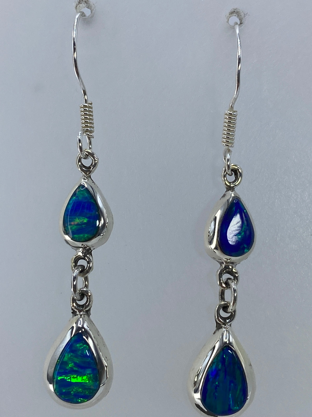 Aretes largos de plata 925 con ópalo de fuego verde limón, colgando juntos