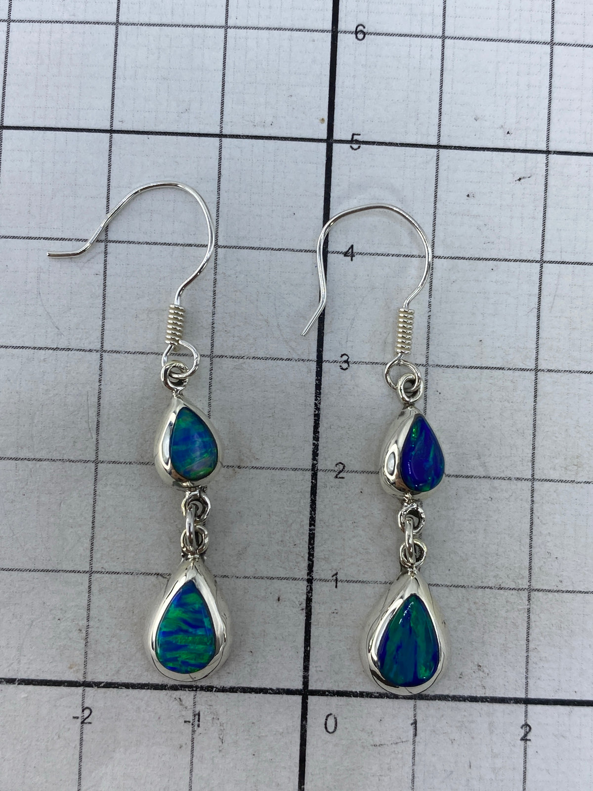 Aretes con sello 925 en la base, sobre fondo blanco