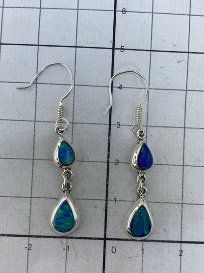 Aretes con sello 925 en la base, sobre fondo blanco
