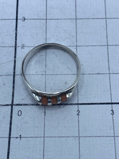 Anillo sobre fondo blanco con el Quinto 925 visible en el interior