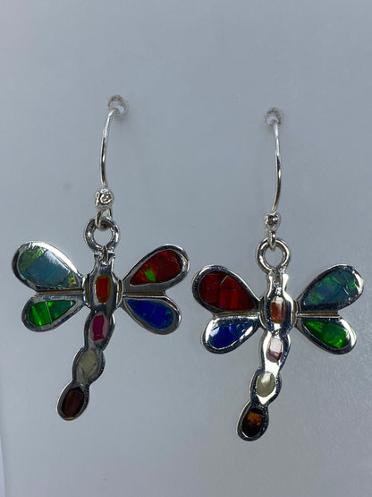 Par de aretes de plata en forma de cruz con ópalo de fuego multicolor que brilla en rojo, naranja y verde
