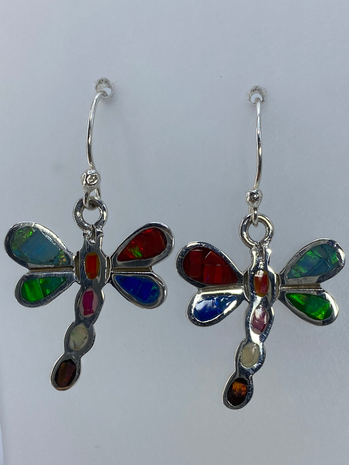 Aretes sobre regla mostrando el largo de 3.7 cm de la pieza