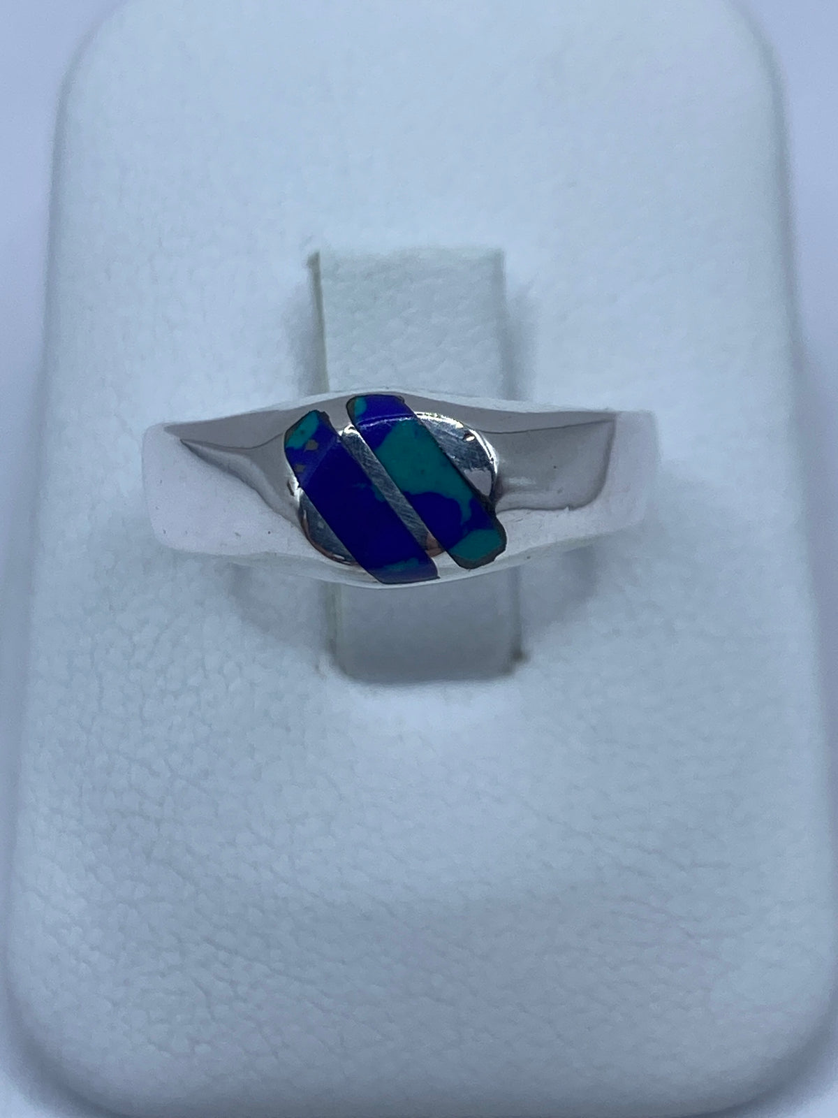 Anillo de plata con piedra azul engastada en talla 9, vista frontal sobre dedo