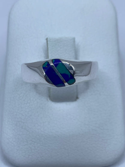 Anillo de plata con piedra azul engastada en talla 9, vista frontal sobre dedo