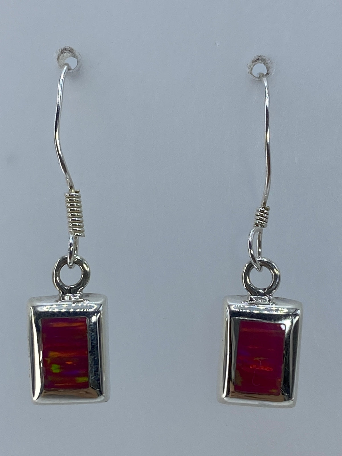 Aretes de plata con ópalo de fuego rosa, colgando de gancho de plata