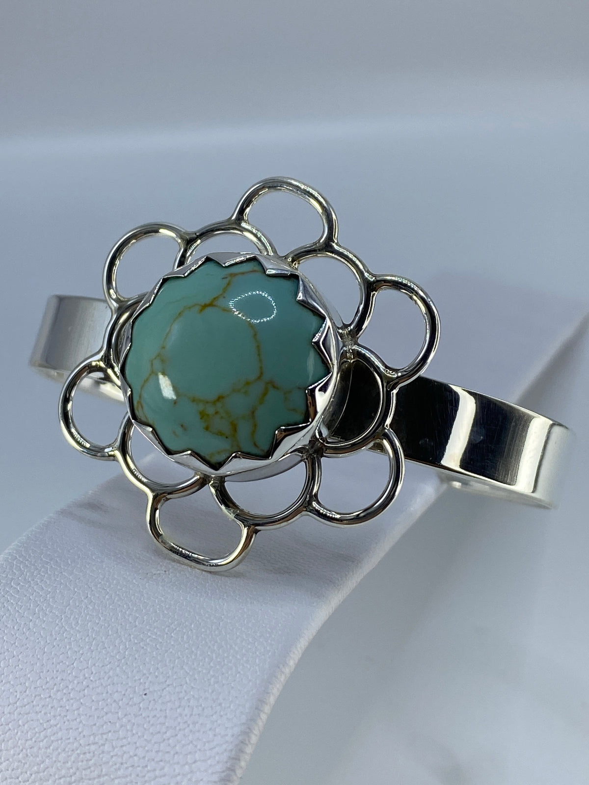 Brazalete de plata en la muñeca mostrando el diámetro interior y el engaste de turquesa