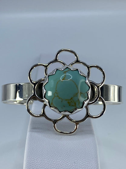 Detalle del diseño floral en anillo y la turquesa azul natural
