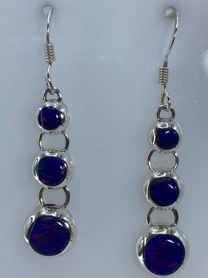 Aretes sobre regla de medición mostrando largo de 4.8 cm
