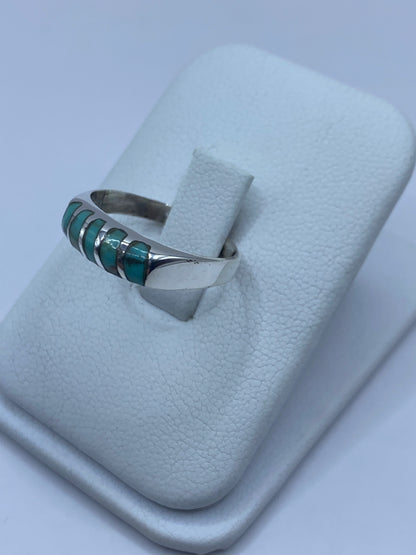 Anillo turquesa en la mano mostrando el brillo azul cielo de la piedra