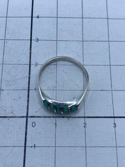 Anillo sobre regla centimétrica mostrando proporción y Quinto 925