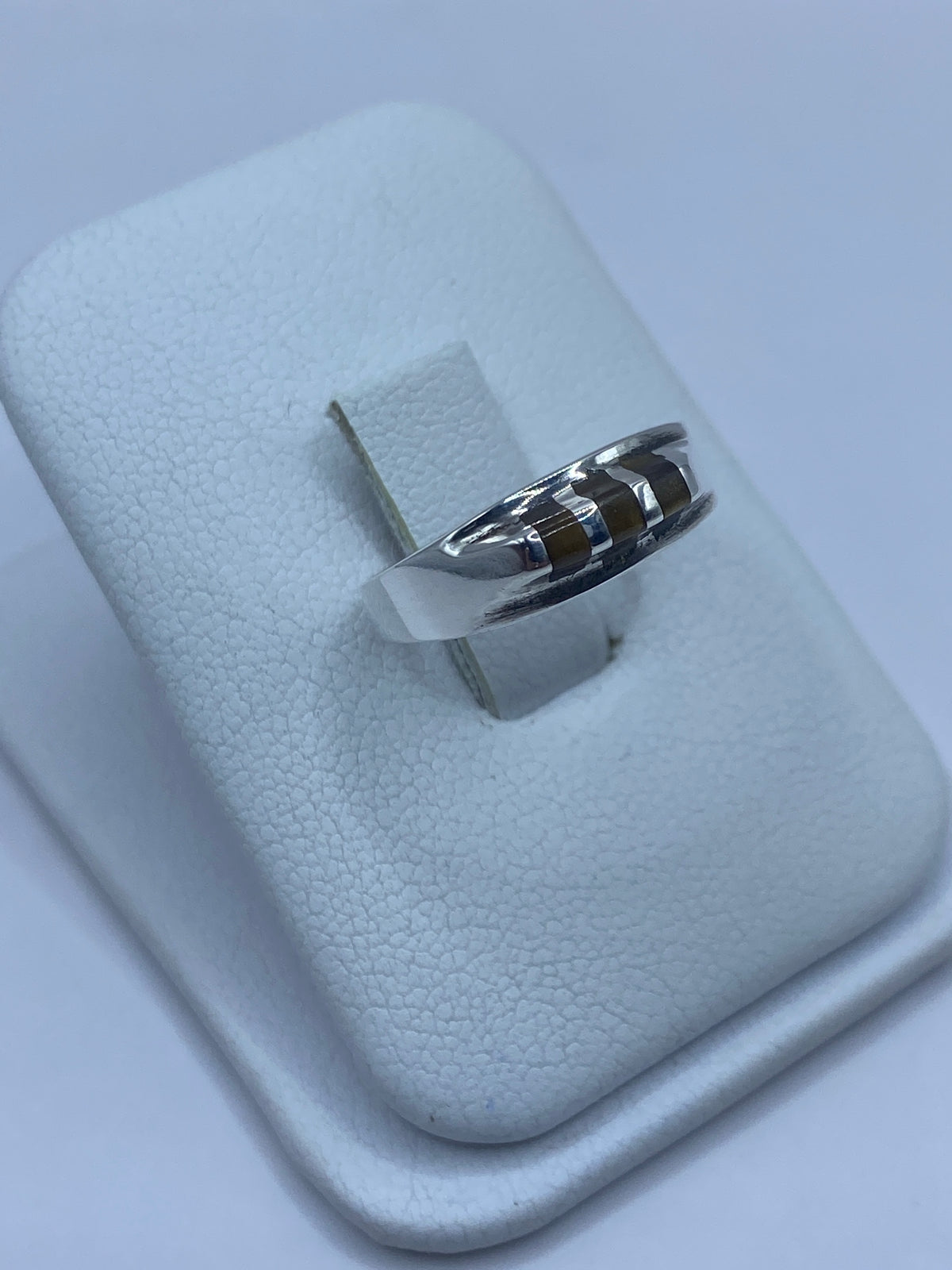 Detalle del anillo mostrando el Ojo de Tigre café engastado en plata