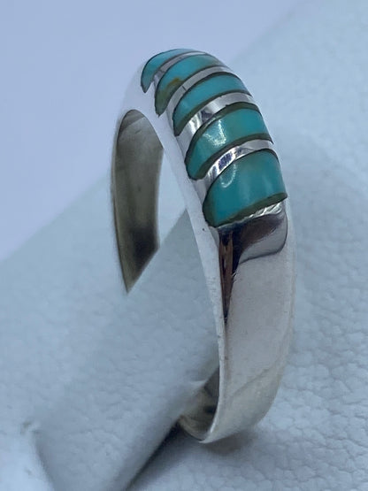 Detalle frontal de la turquesa azul cielo en el anillo de plata
