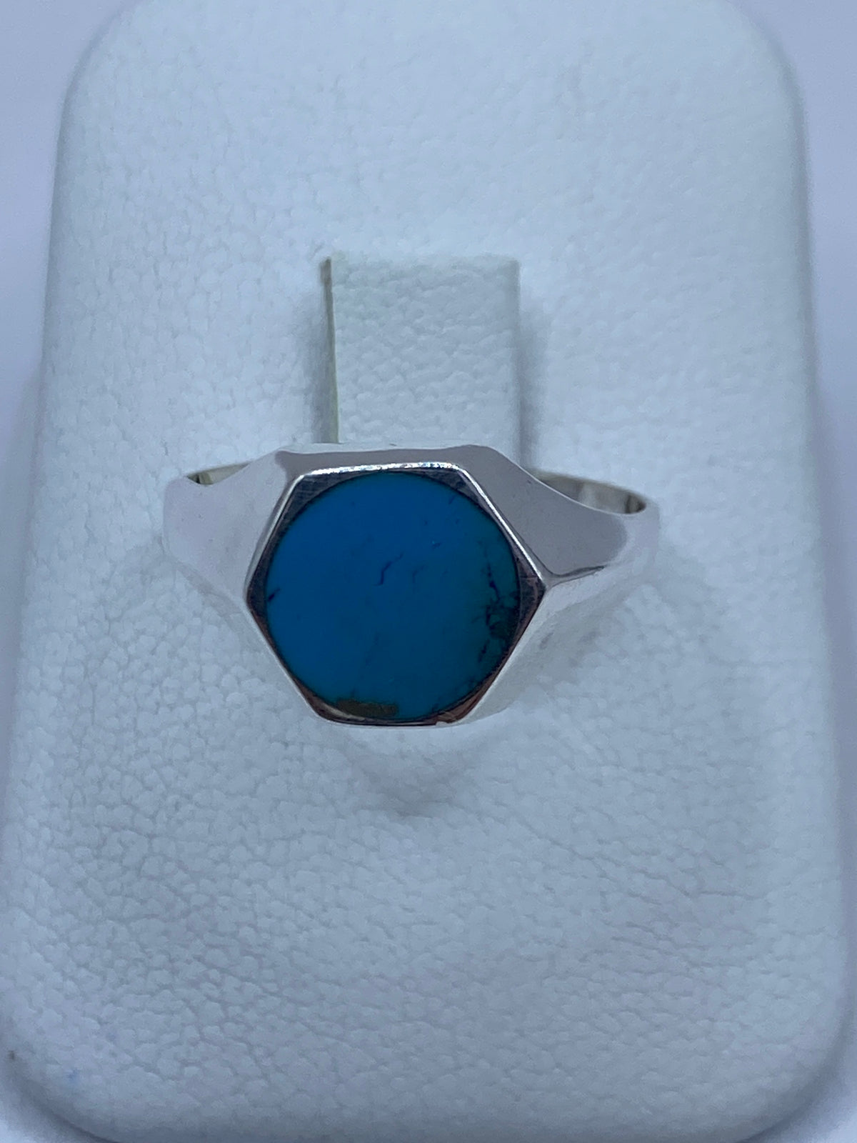 Anillo de plata con turquesa azul cielo en hexágono minimalista sobre dedo